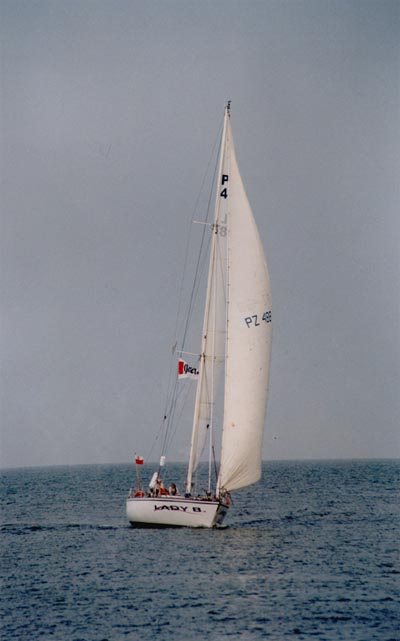 Pod pe�nymi �aglami